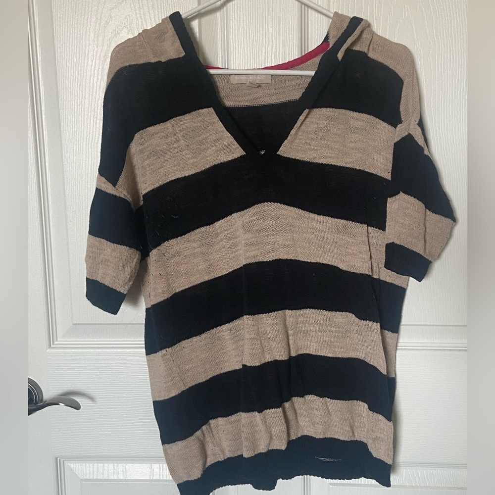Thin, hooded, short sleeve sweater.